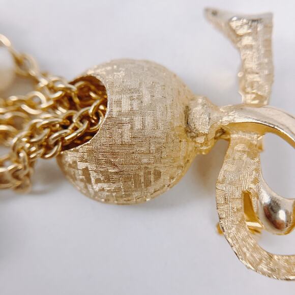 VTG 1960s Gold Tone Bow Brooch with Faux Pearl Tassel Drops Mid Century Jewelry - Picture 3 of 9